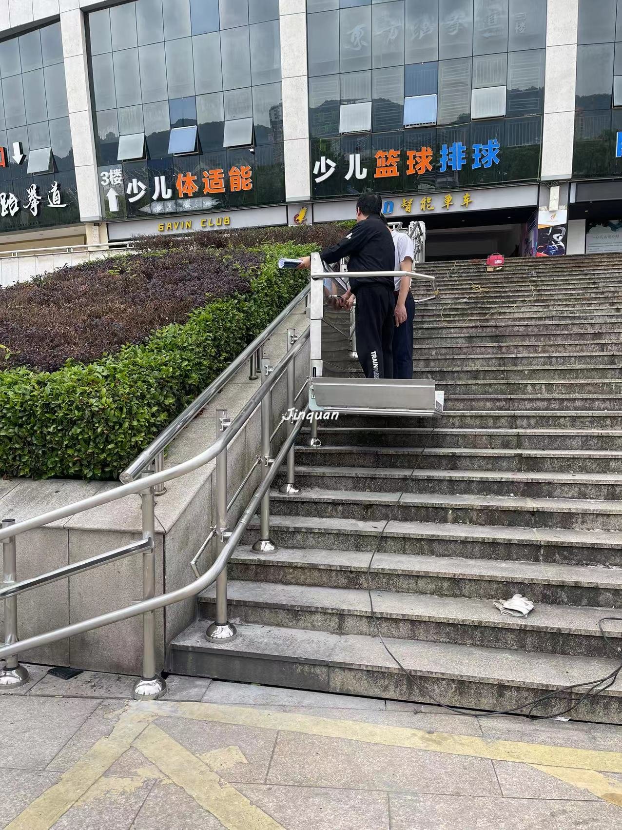 溫州體育場(chǎng)斜掛升降機(jī)